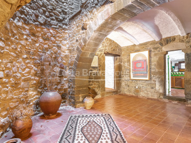 Stone house for sale in Monells with inner courtyard, 5 bedrooms, terraces and views of the medieval square