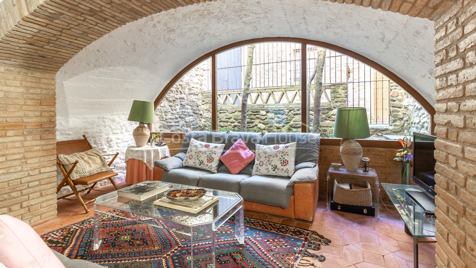 Casa de piedra en Monells con patio interior, terraza y vistas a plaza medieval