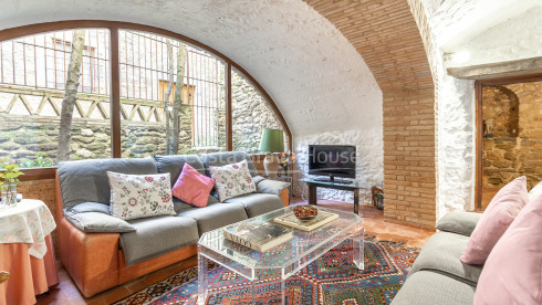 Maison en pierre à Monells avec cour intérieure, terrasse et vue sur la place médiévale