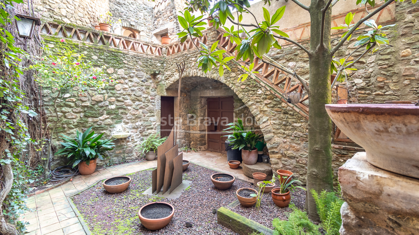 Maison en pierre à Monells avec cour intérieure, terrasse et vue sur la place médiévale