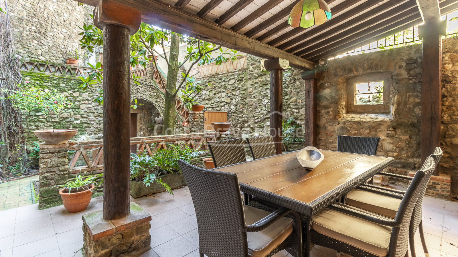 Stenen huis in Monells met binnenpatio, terras en uitzicht op het middeleeuwse plein