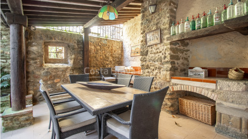 Casa de piedra en Monells con patio interior, terraza y vistas a plaza medieval