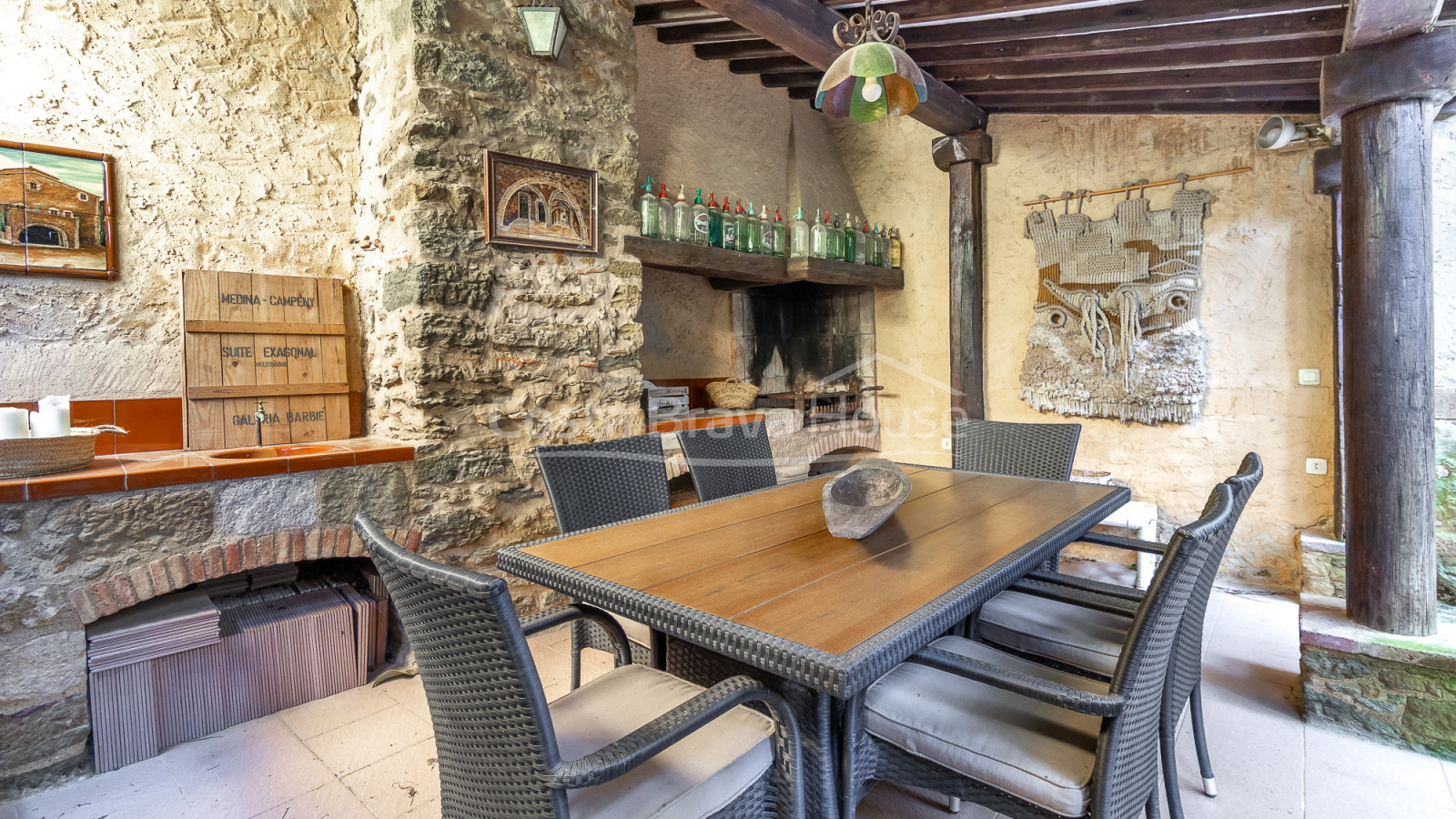 Stenen huis in Monells met binnenpatio, terras en uitzicht op het middeleeuwse plein
