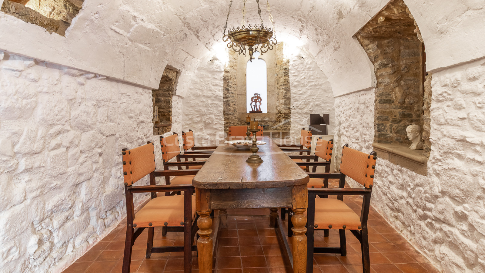 Casa de piedra en Monells con patio interior, terraza y vistas a plaza medieval