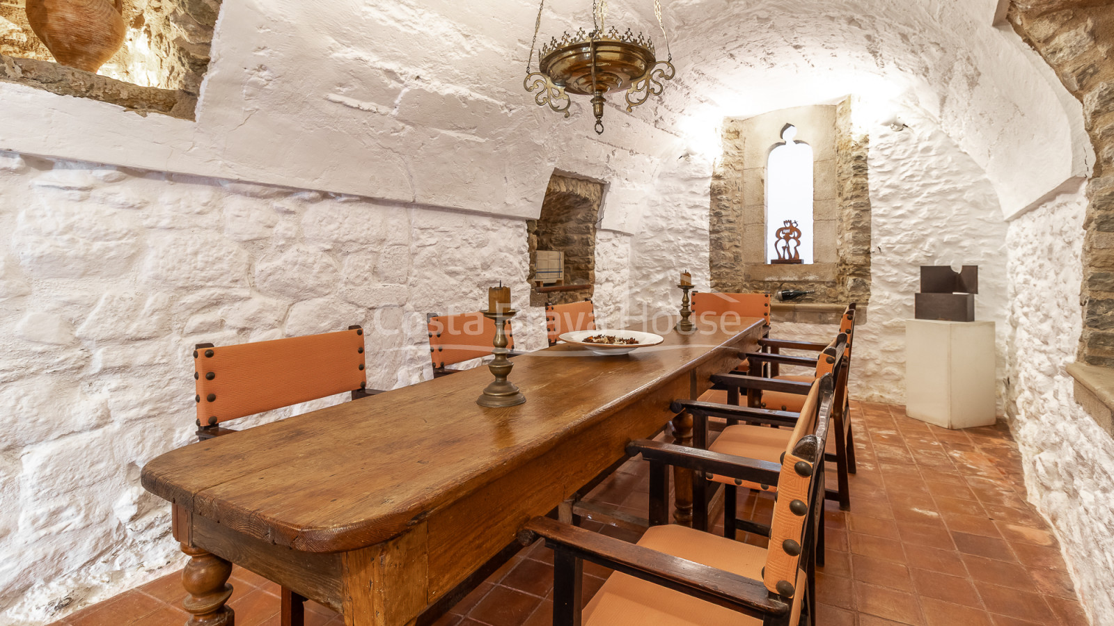 Casa de pedra a Monells amb pati interior, terrassa i vistes a la plaça medieval