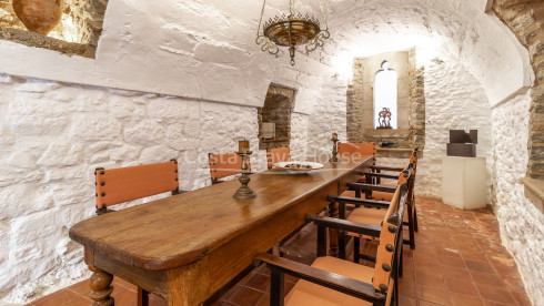 Stenen huis in Monells met binnenpatio, terras en uitzicht op het middeleeuwse plein