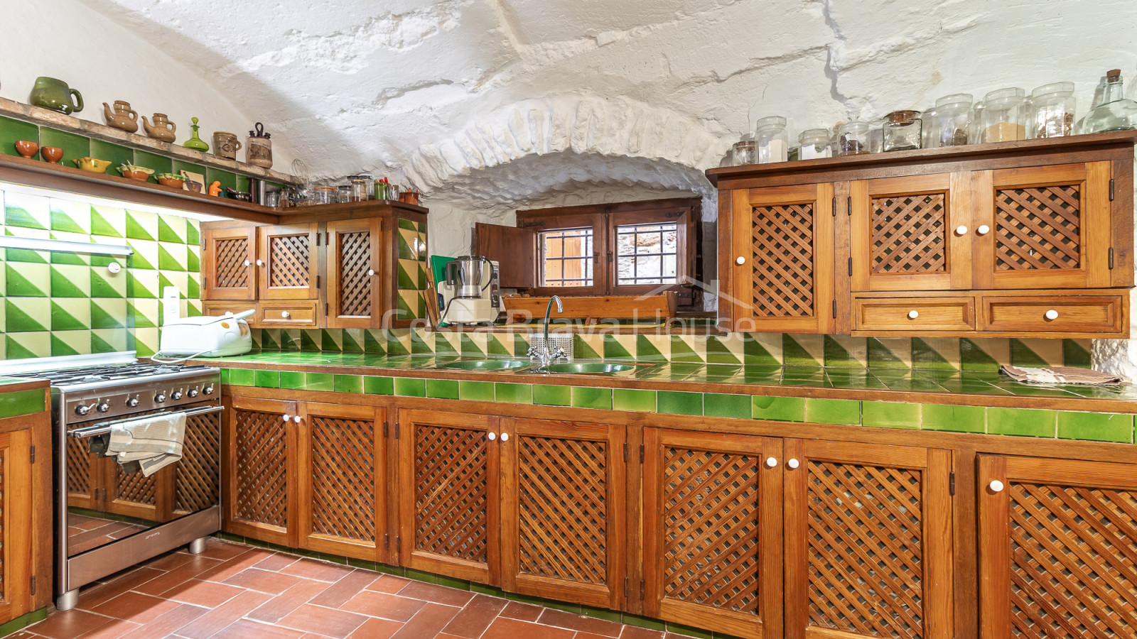 Stenen huis in Monells met binnenpatio, terras en uitzicht op het middeleeuwse plein