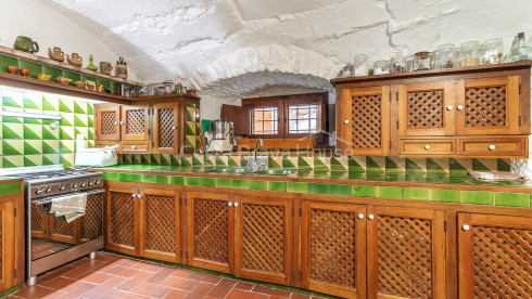 Stenen huis in Monells met binnenpatio, terras en uitzicht op het middeleeuwse plein
