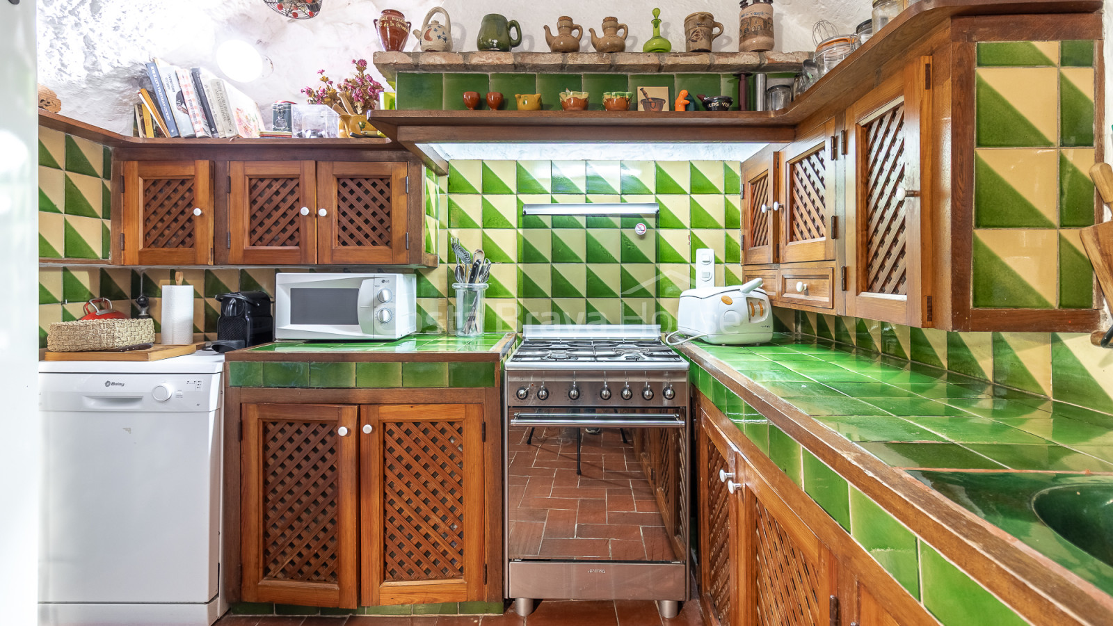 Casa de pedra a Monells amb pati interior, terrassa i vistes a la plaça medieval