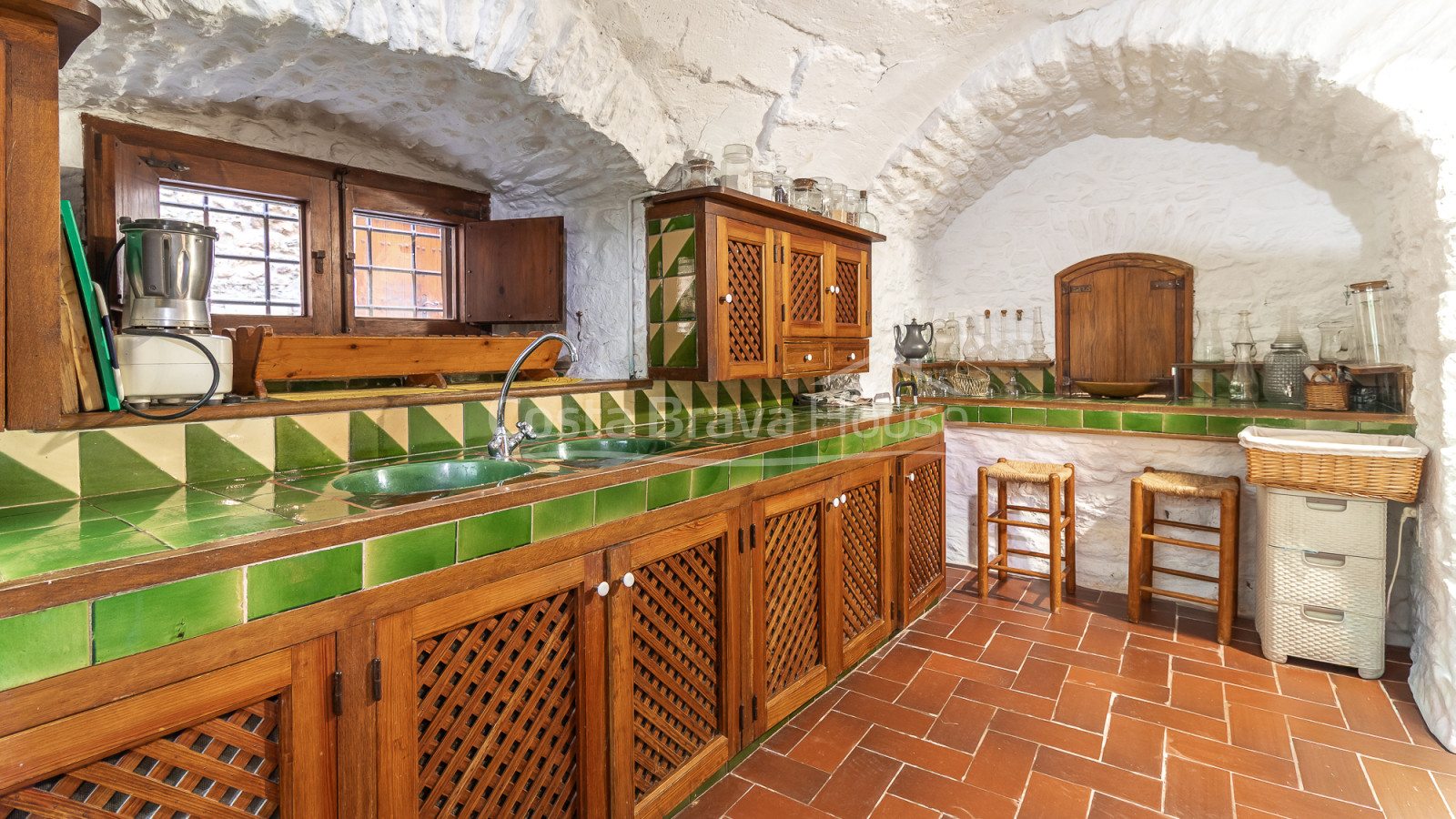 Casa de pedra a Monells amb pati interior, terrassa i vistes a la plaça medieval