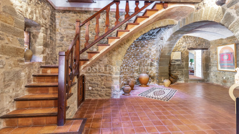 Casa de pedra a Monells amb pati interior, terrassa i vistes a la plaça medieval