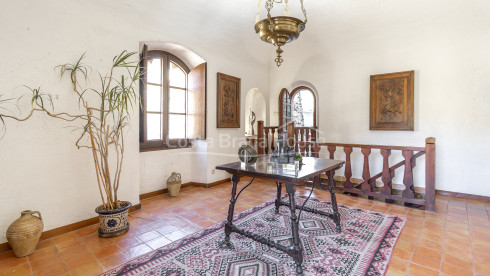 Casa de piedra en Monells con patio interior, terraza y vistas a plaza medieval