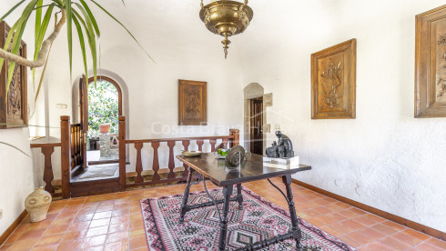 Casa de pedra a Monells amb pati interior, terrassa i vistes a la plaça medieval