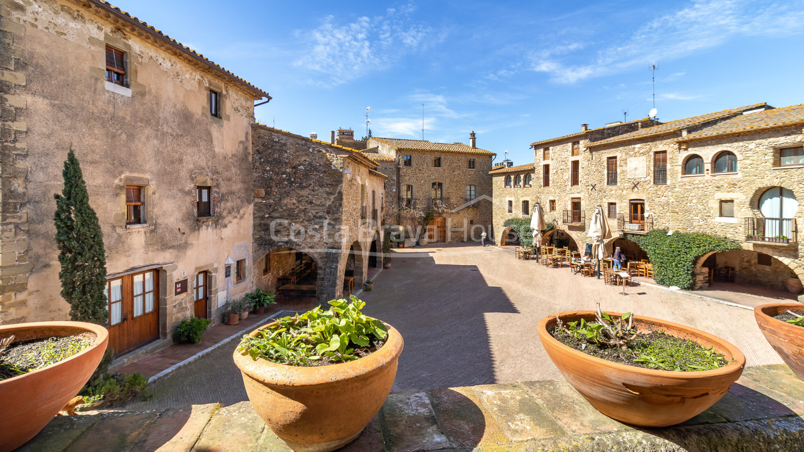 Casa de pedra a Monells amb pati interior, terrassa i vistes a la plaça medieval
