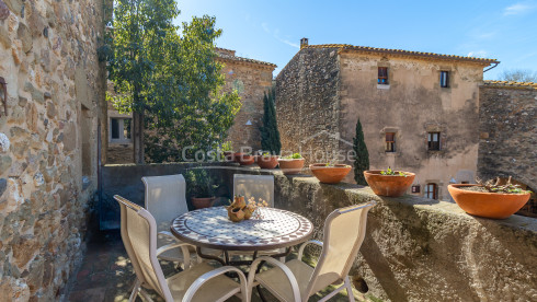 Casa de piedra en Monells con patio interior, terraza y vistas a plaza medieval