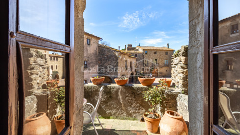 Casa de piedra en Monells con patio interior, terraza y vistas a plaza medieval