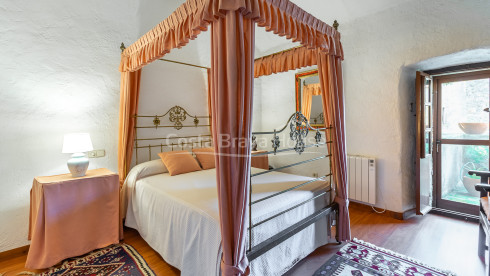 Casa de pedra a Monells amb pati interior, terrassa i vistes a la plaça medieval