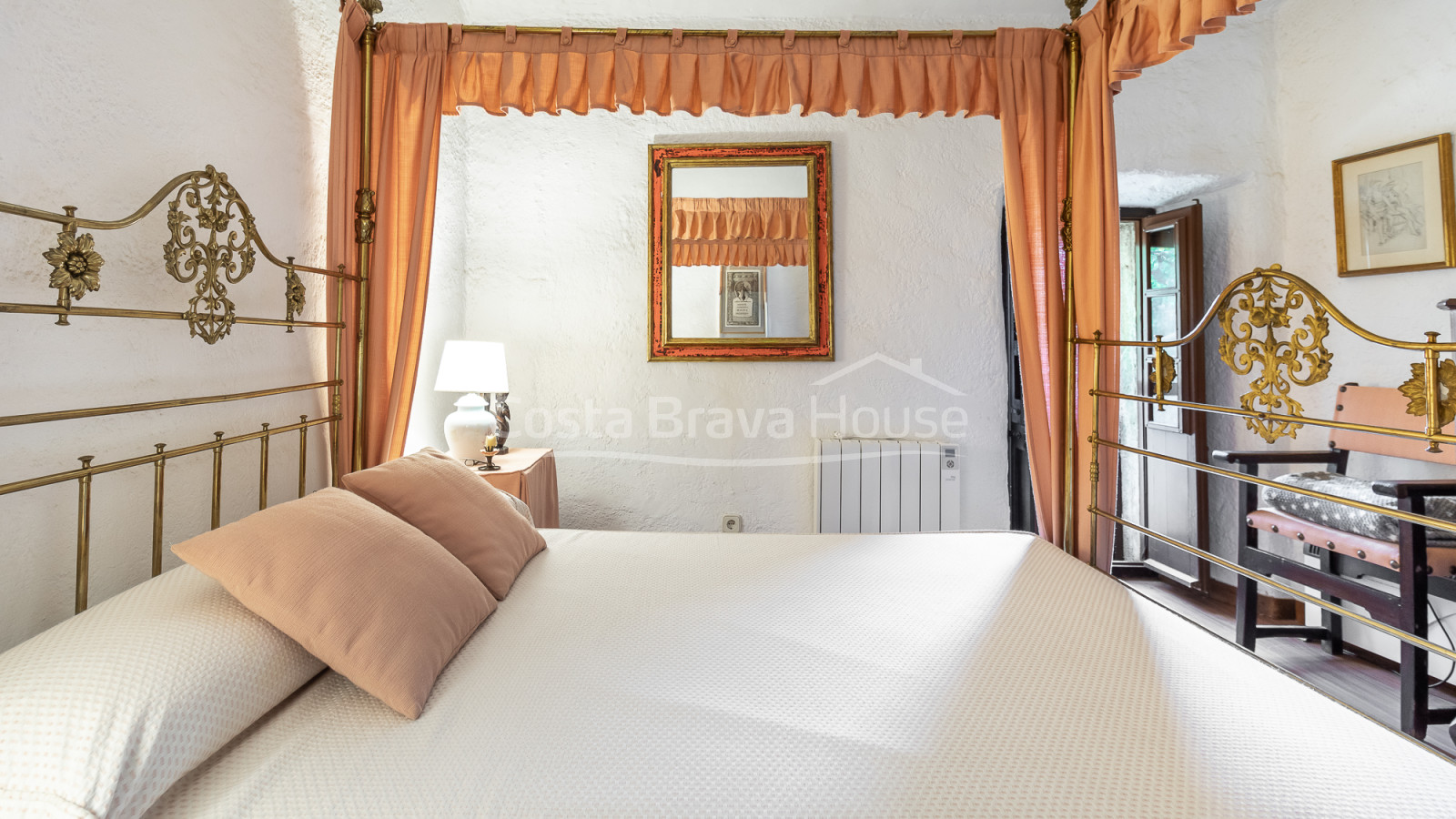 Casa de pedra a Monells amb pati interior, terrassa i vistes a la plaça medieval