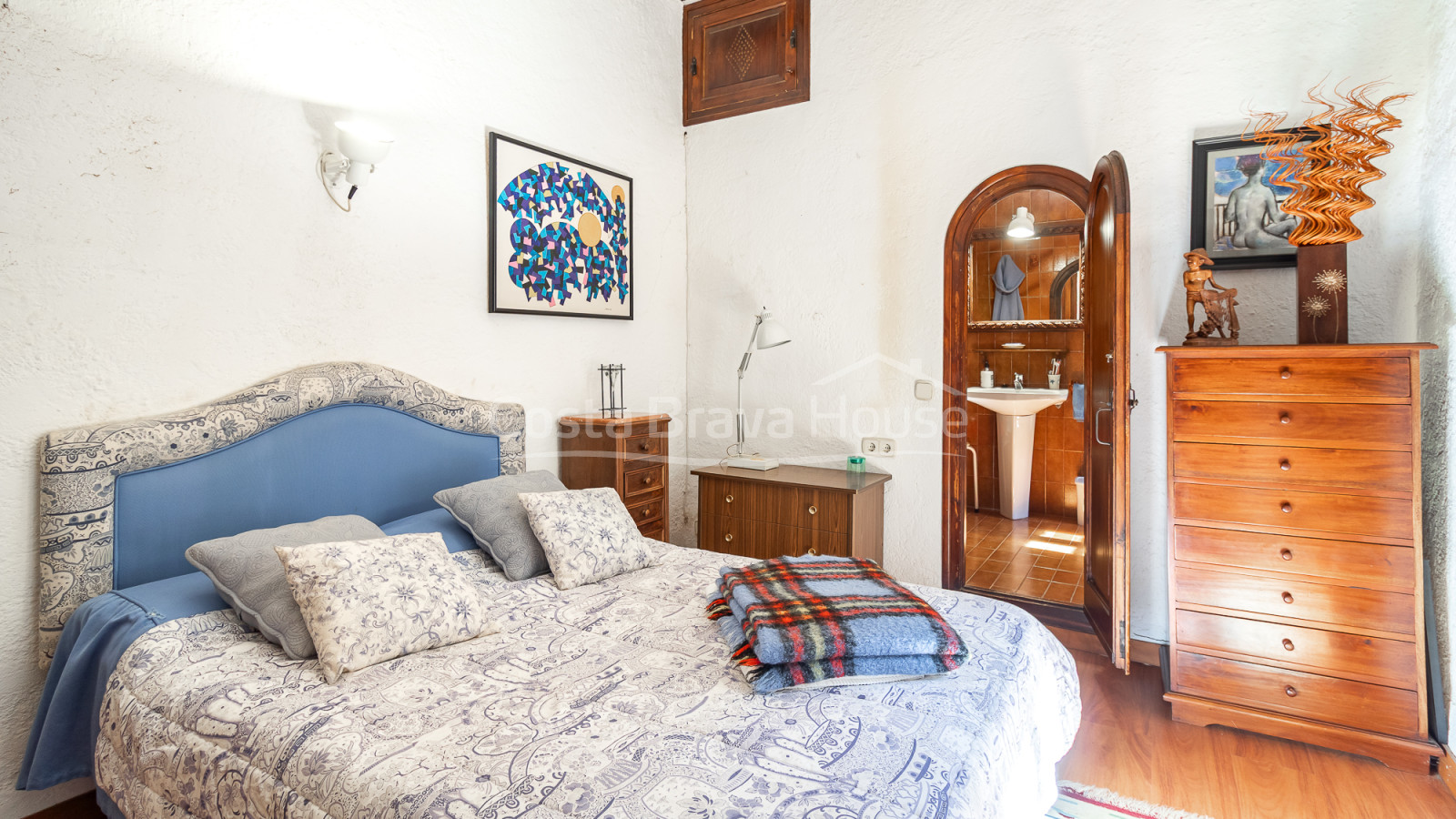 Casa de pedra a Monells amb pati interior, terrassa i vistes a la plaça medieval