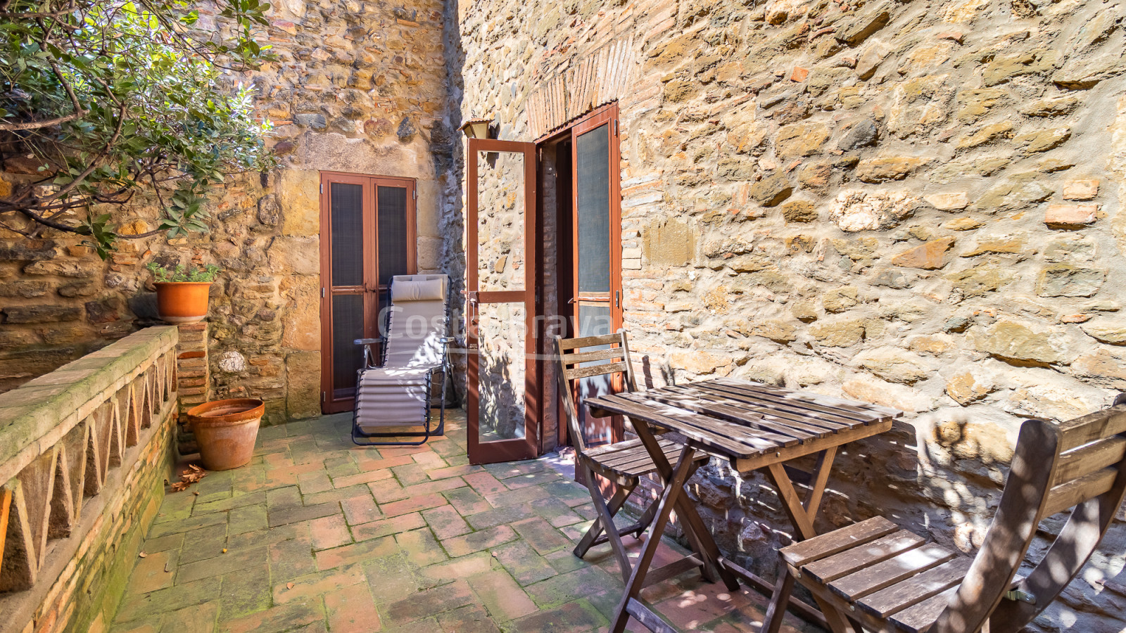 Casa de piedra en Monells con patio interior, terraza y vistas a plaza medieval