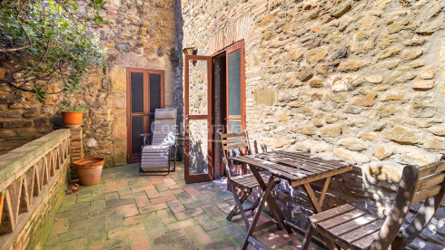 Casa de piedra en Monells con patio interior, terraza y vistas a plaza medieval