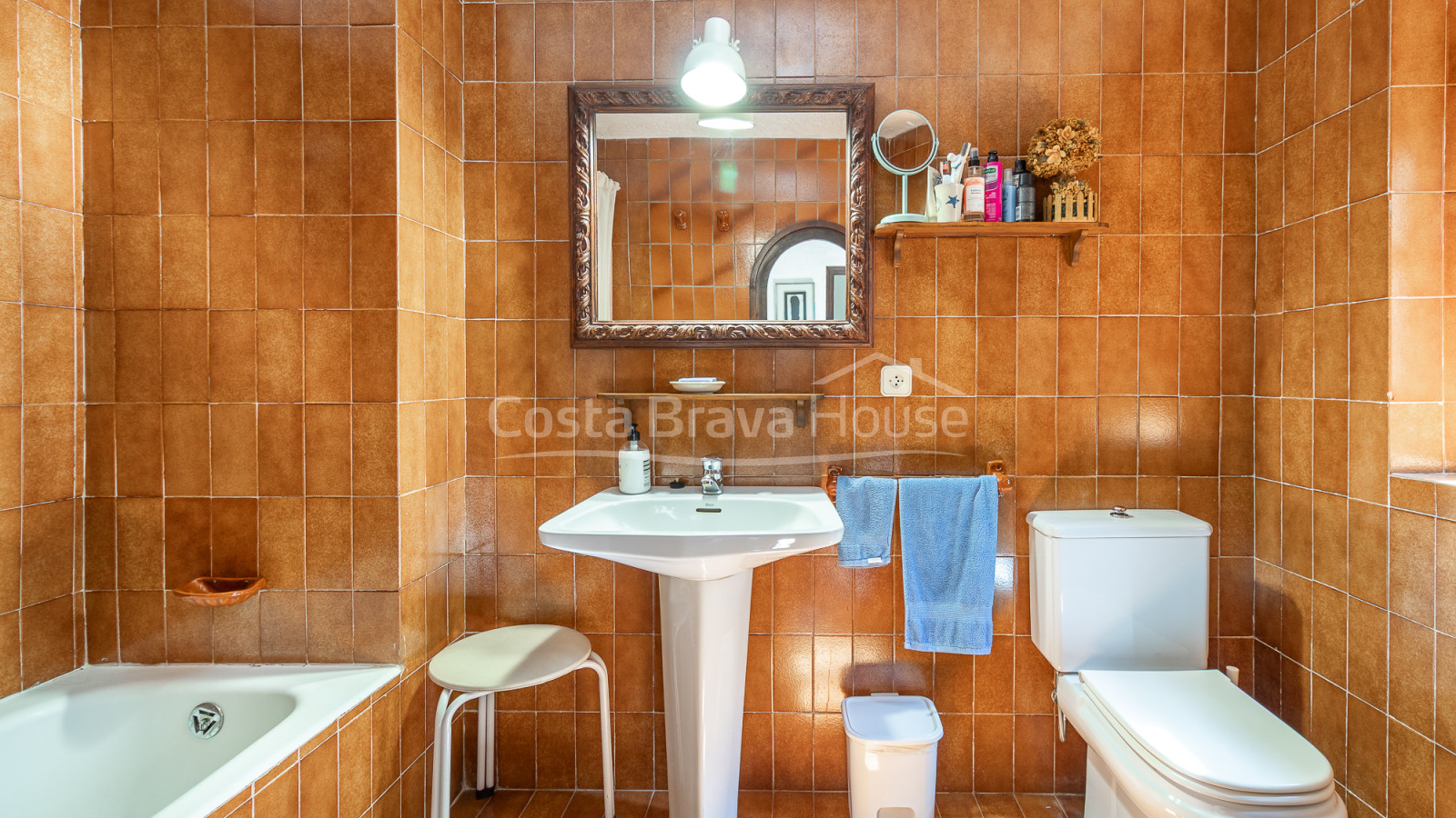 Casa de pedra a Monells amb pati interior, terrassa i vistes a la plaça medieval