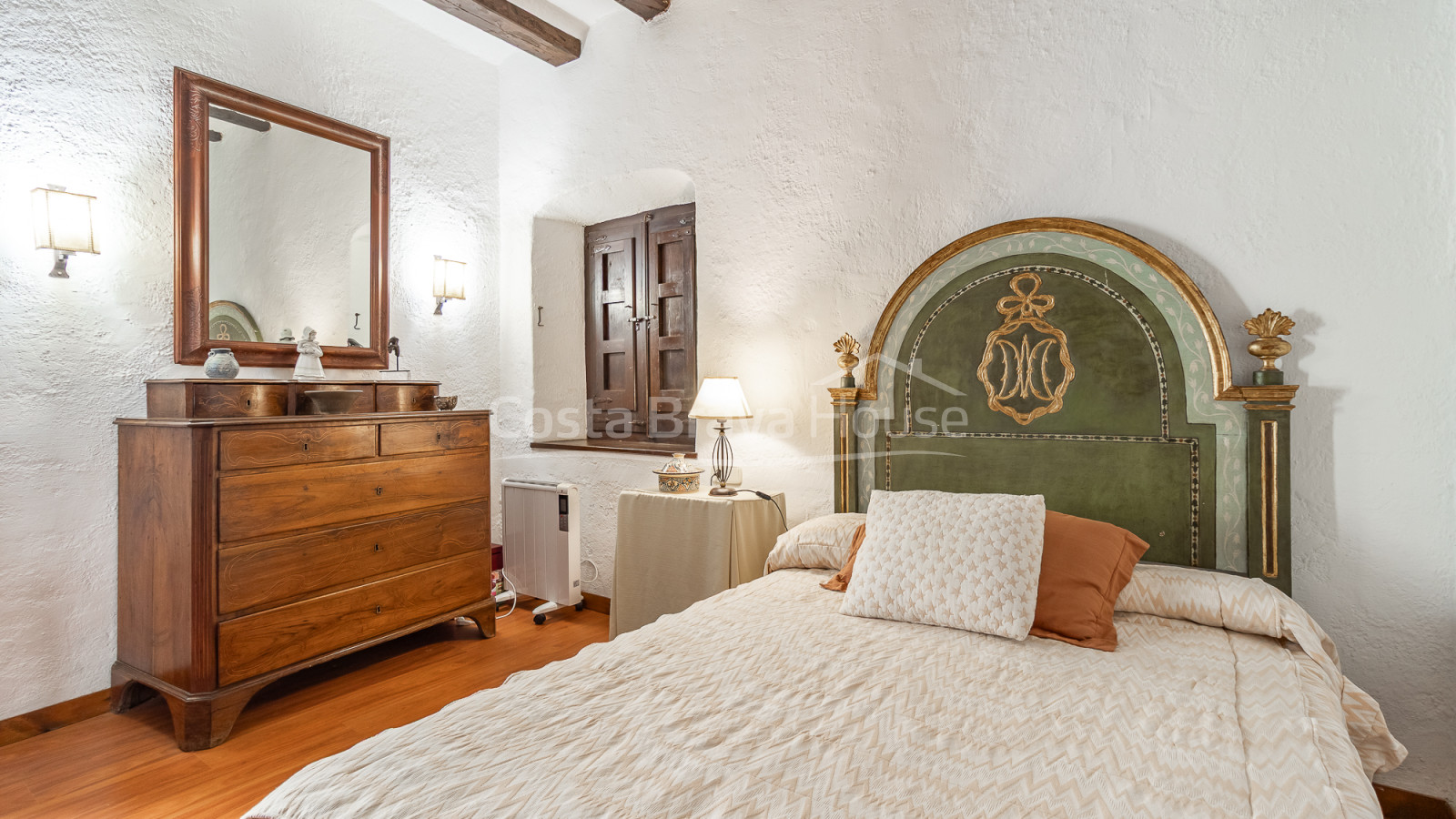 Casa de pedra a Monells amb pati interior, terrassa i vistes a la plaça medieval