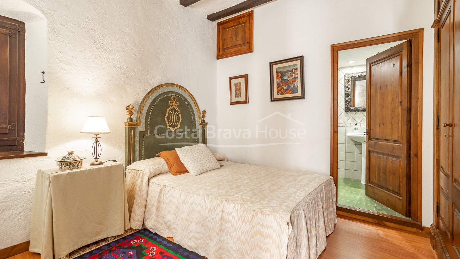 Casa de pedra a Monells amb pati interior, terrassa i vistes a la plaça medieval