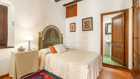 Casa de pedra a Monells amb pati interior, terrassa i vistes a la plaça medieval