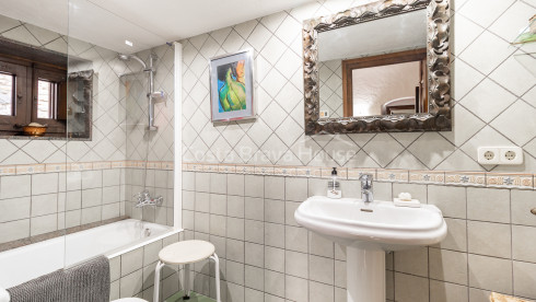 Casa de piedra en Monells con patio interior, terraza y vistas a plaza medieval