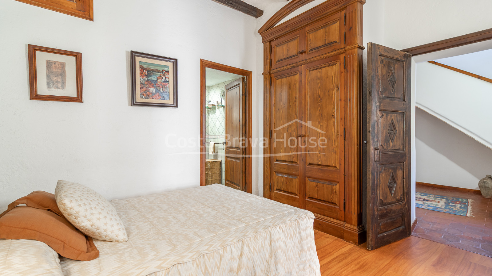 Casa de piedra en Monells con patio interior, terraza y vistas a plaza medieval