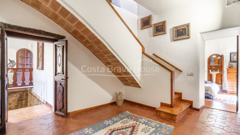 Casa de piedra en Monells con patio interior, terraza y vistas a plaza medieval