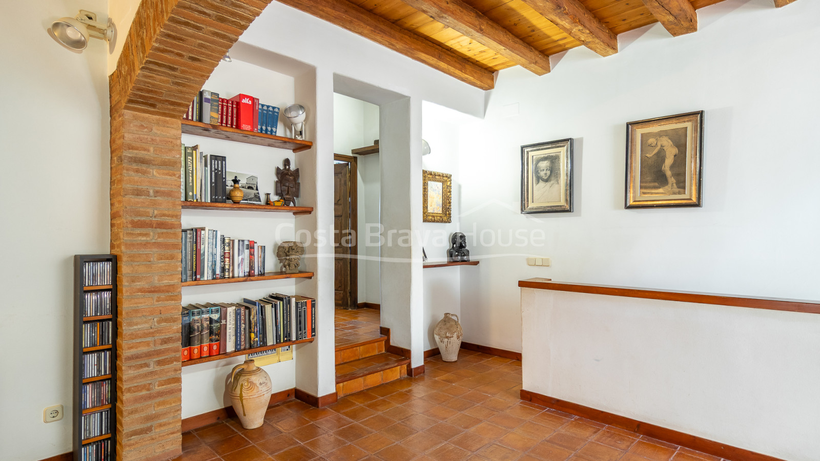 Casa de piedra en Monells con patio interior, terraza y vistas a plaza medieval