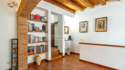 Casa de piedra en Monells con patio interior, terraza y vistas a plaza medieval