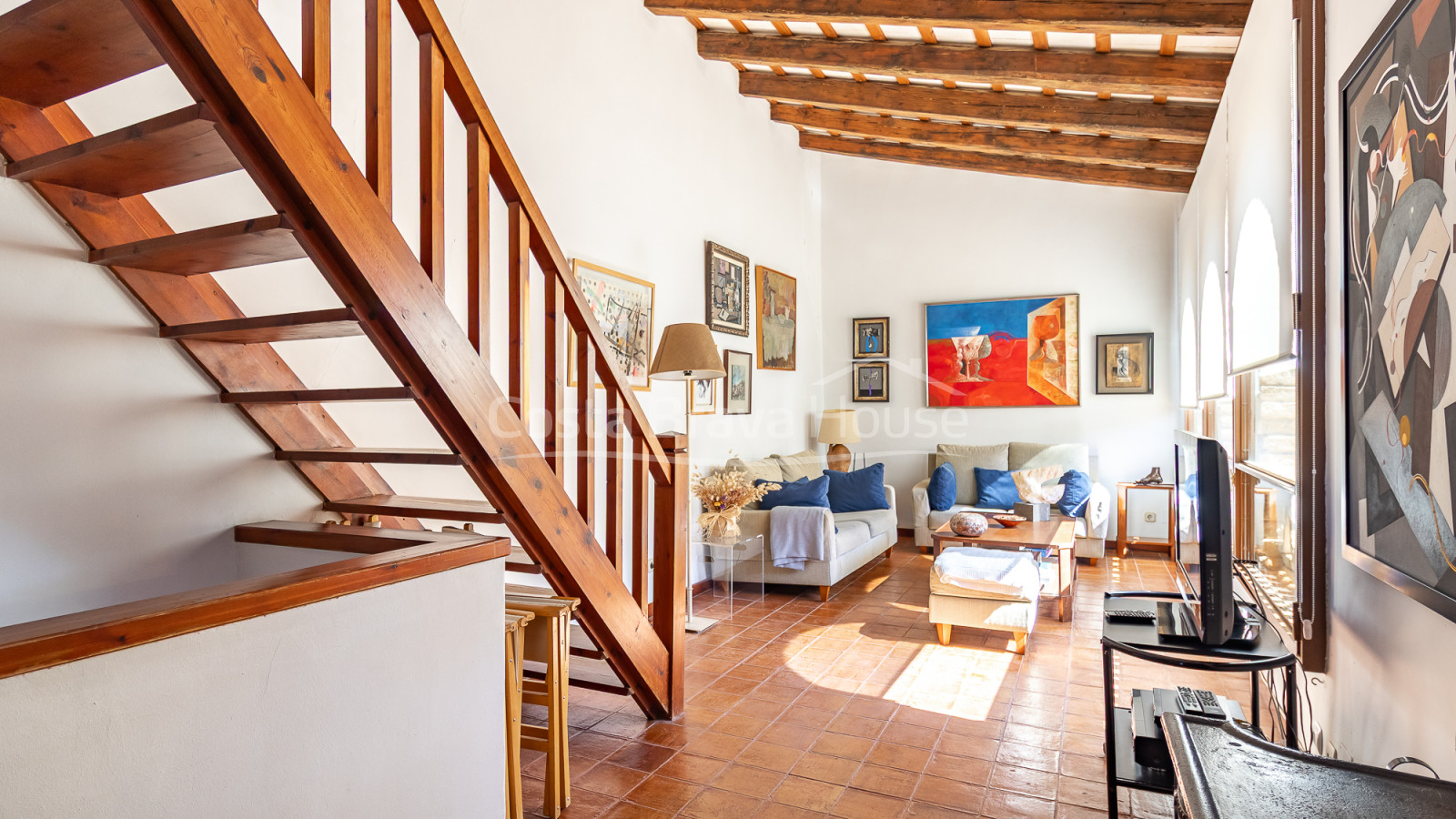 Casa de piedra en Monells con patio interior, terraza y vistas a plaza medieval