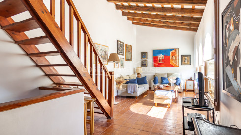 Casa de piedra en Monells con patio interior, terraza y vistas a plaza medieval
