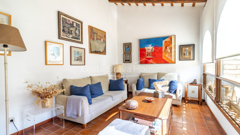 Casa de pedra a Monells amb pati interior, terrassa i vistes a la plaça medieval