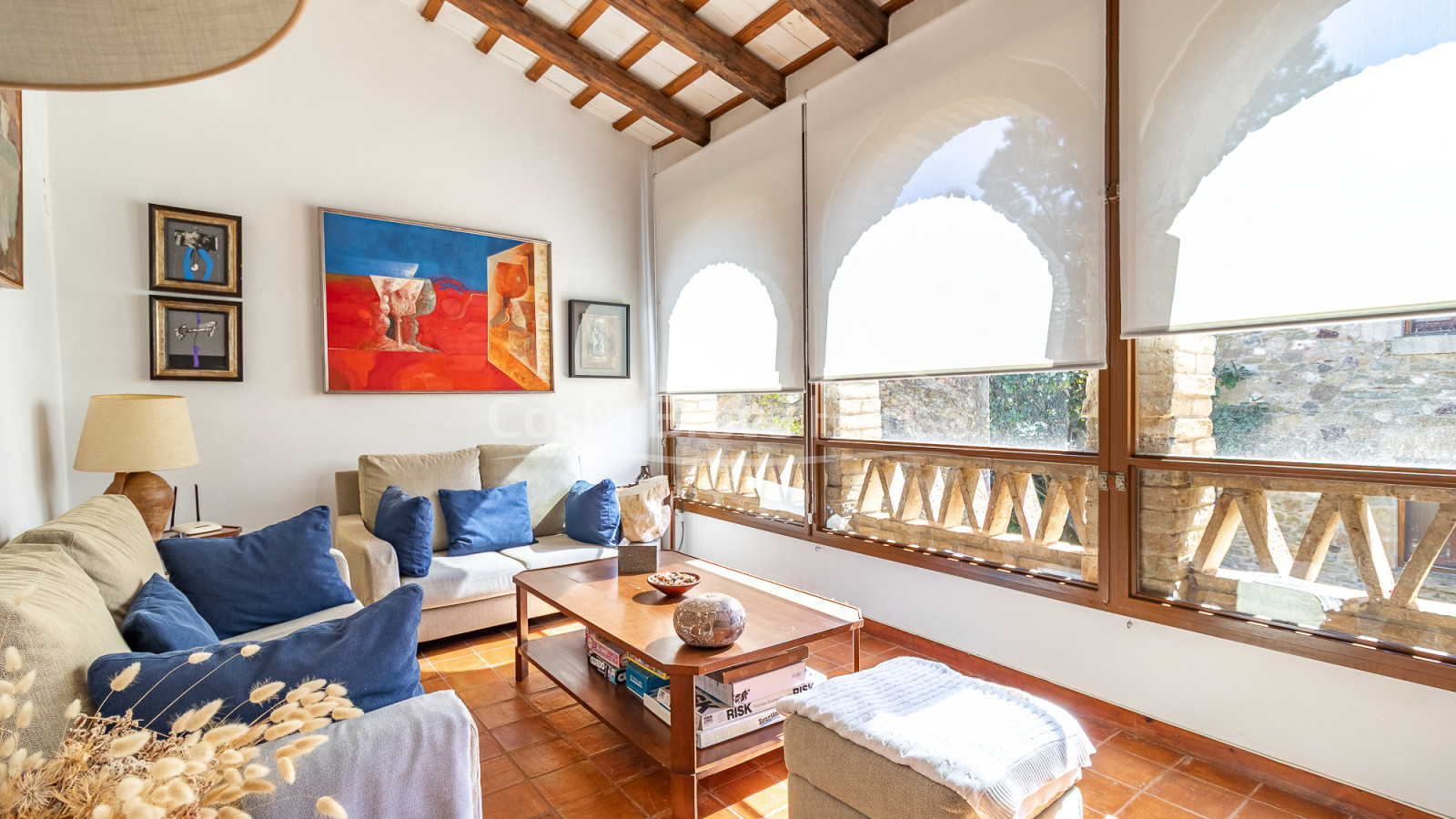 Casa de piedra en Monells con patio interior, terraza y vistas a plaza medieval