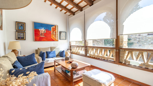 Casa de piedra en Monells con patio interior, terraza y vistas a plaza medieval
