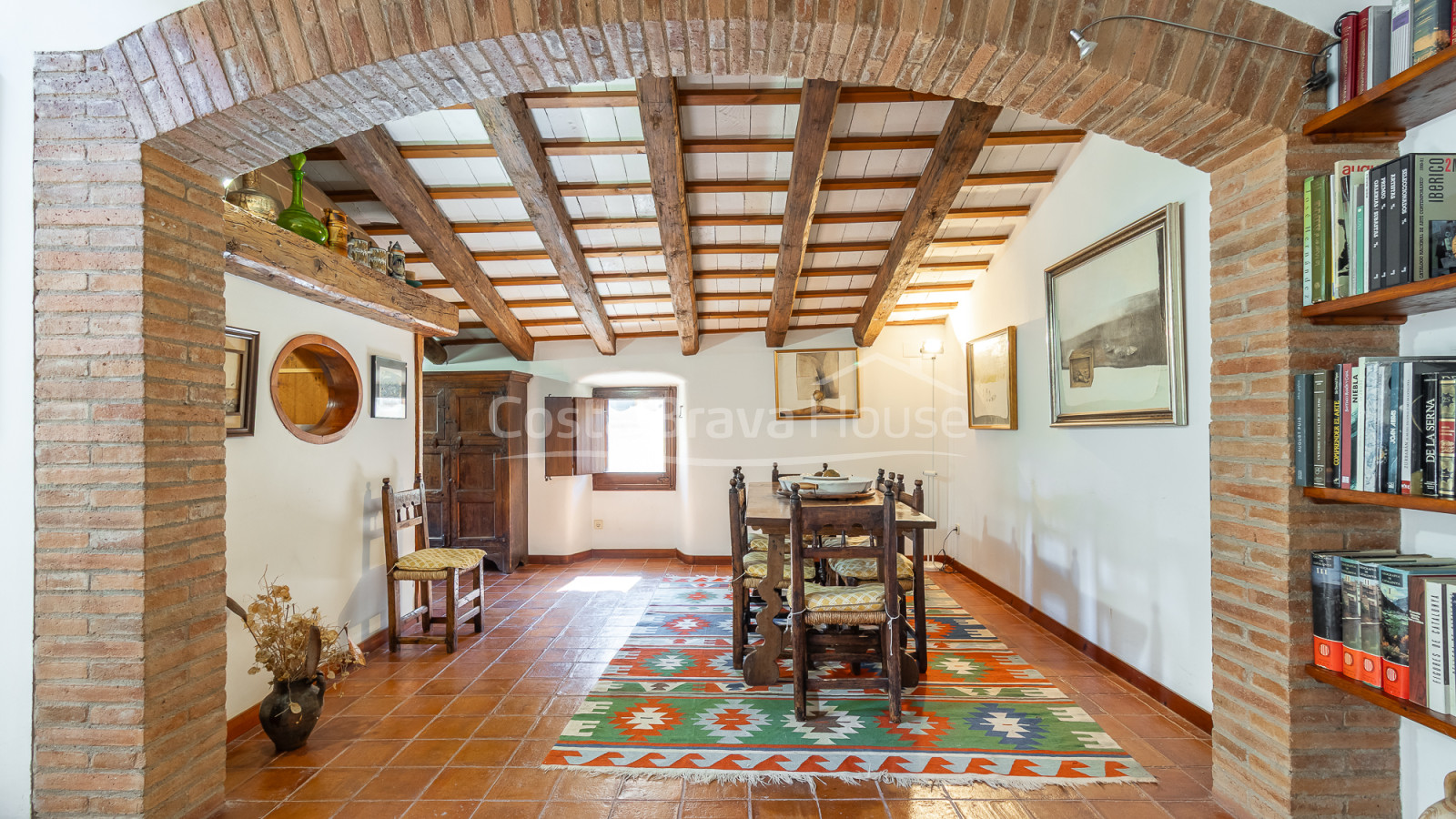 Casa de pedra a Monells amb pati interior, terrassa i vistes a la plaça medieval