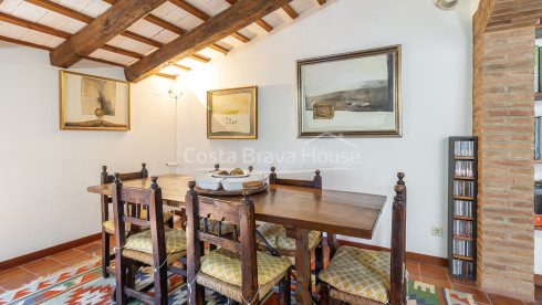 Casa de pedra a Monells amb pati interior, terrassa i vistes a la plaça medieval