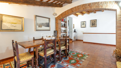 Casa de piedra en Monells con patio interior, terraza y vistas a plaza medieval