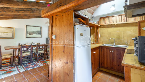 Casa de piedra en Monells con patio interior, terraza y vistas a plaza medieval