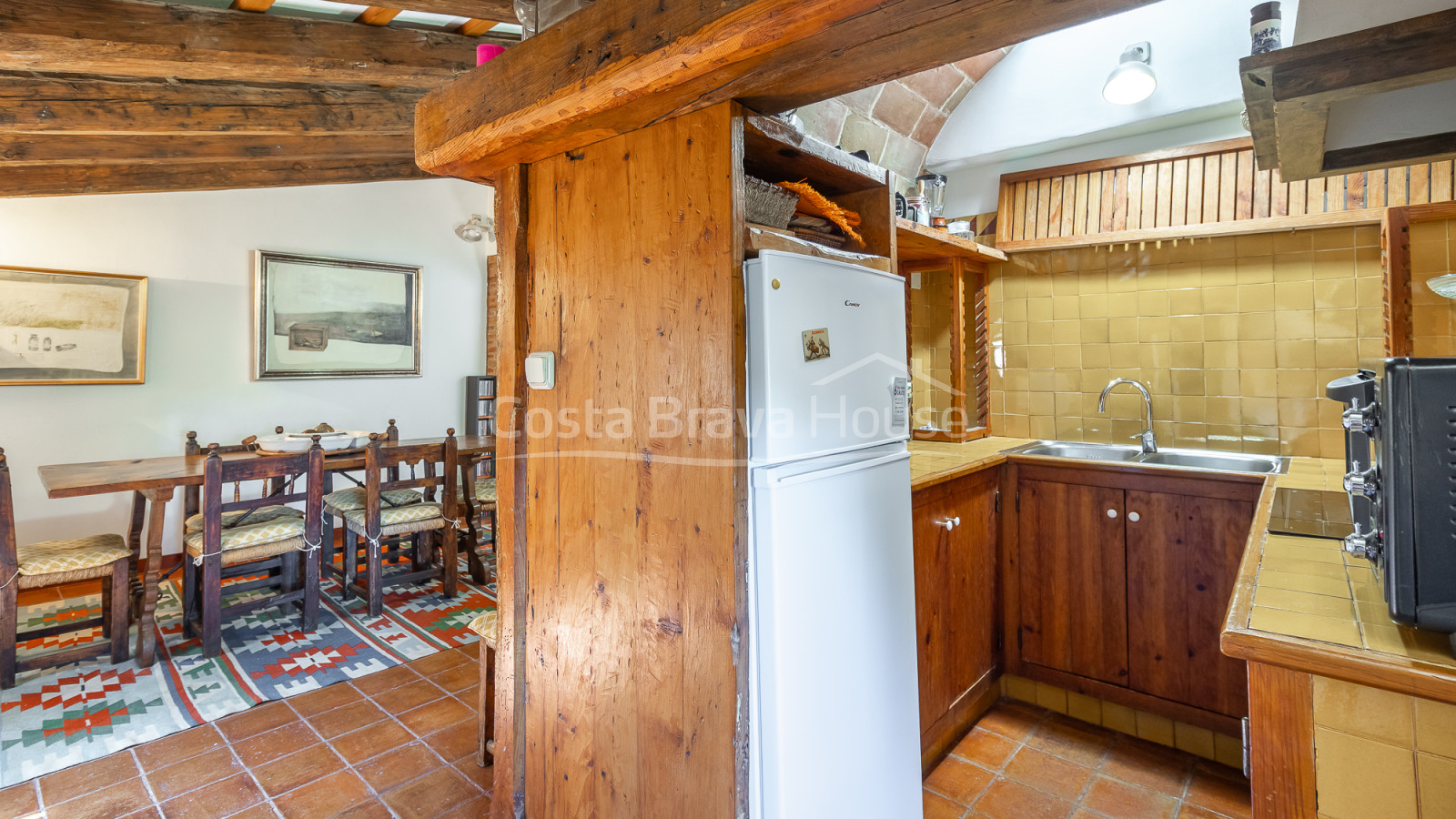 Casa de pedra a Monells amb pati interior, terrassa i vistes a la plaça medieval