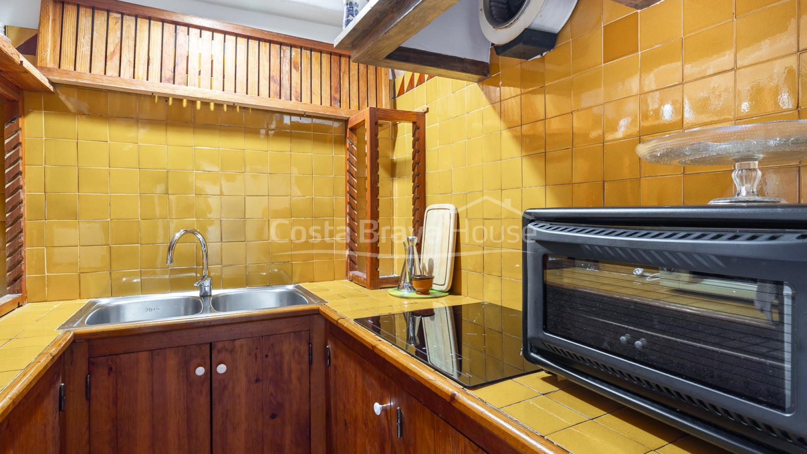 Casa de piedra en Monells con patio interior, terraza y vistas a plaza medieval