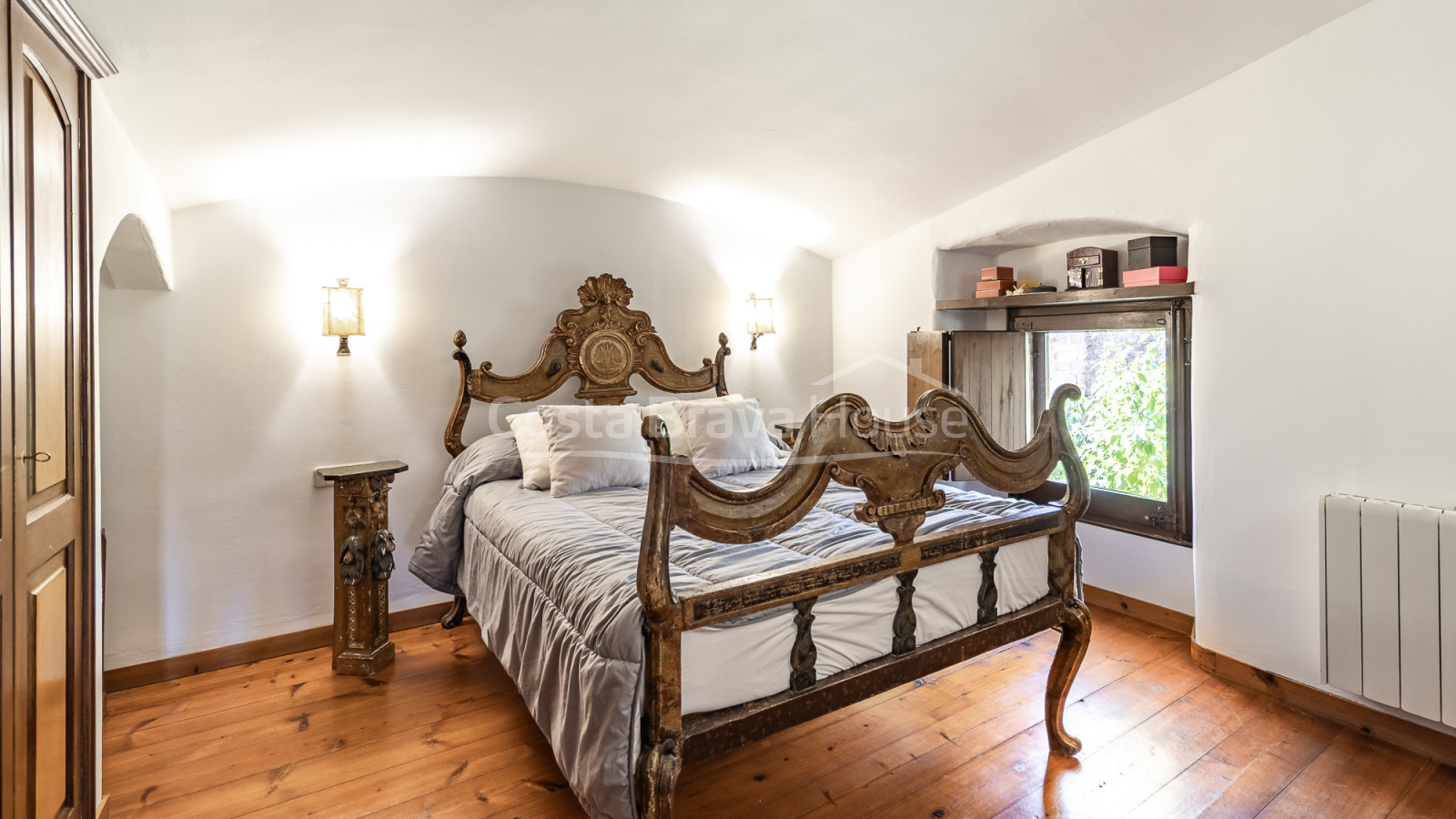 Casa de pedra a Monells amb pati interior, terrassa i vistes a la plaça medieval