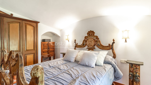 Casa de pedra a Monells amb pati interior, terrassa i vistes a la plaça medieval