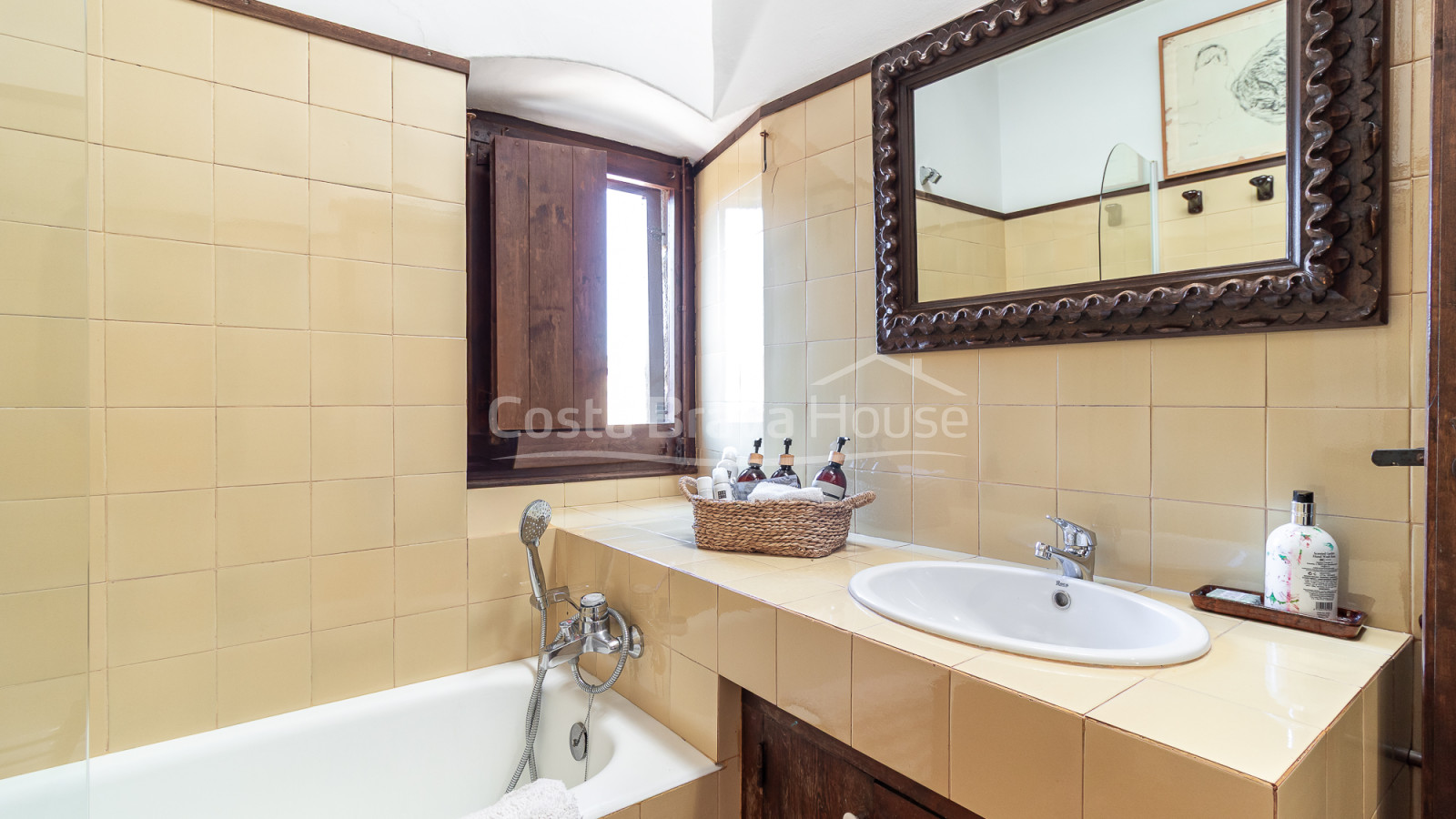 Casa de pedra a Monells amb pati interior, terrassa i vistes a la plaça medieval