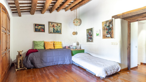 Casa de piedra en Monells con patio interior, terraza y vistas a plaza medieval