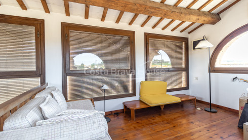 Maison en pierre à Monells avec cour intérieure, terrasse et vue sur la place médiévale